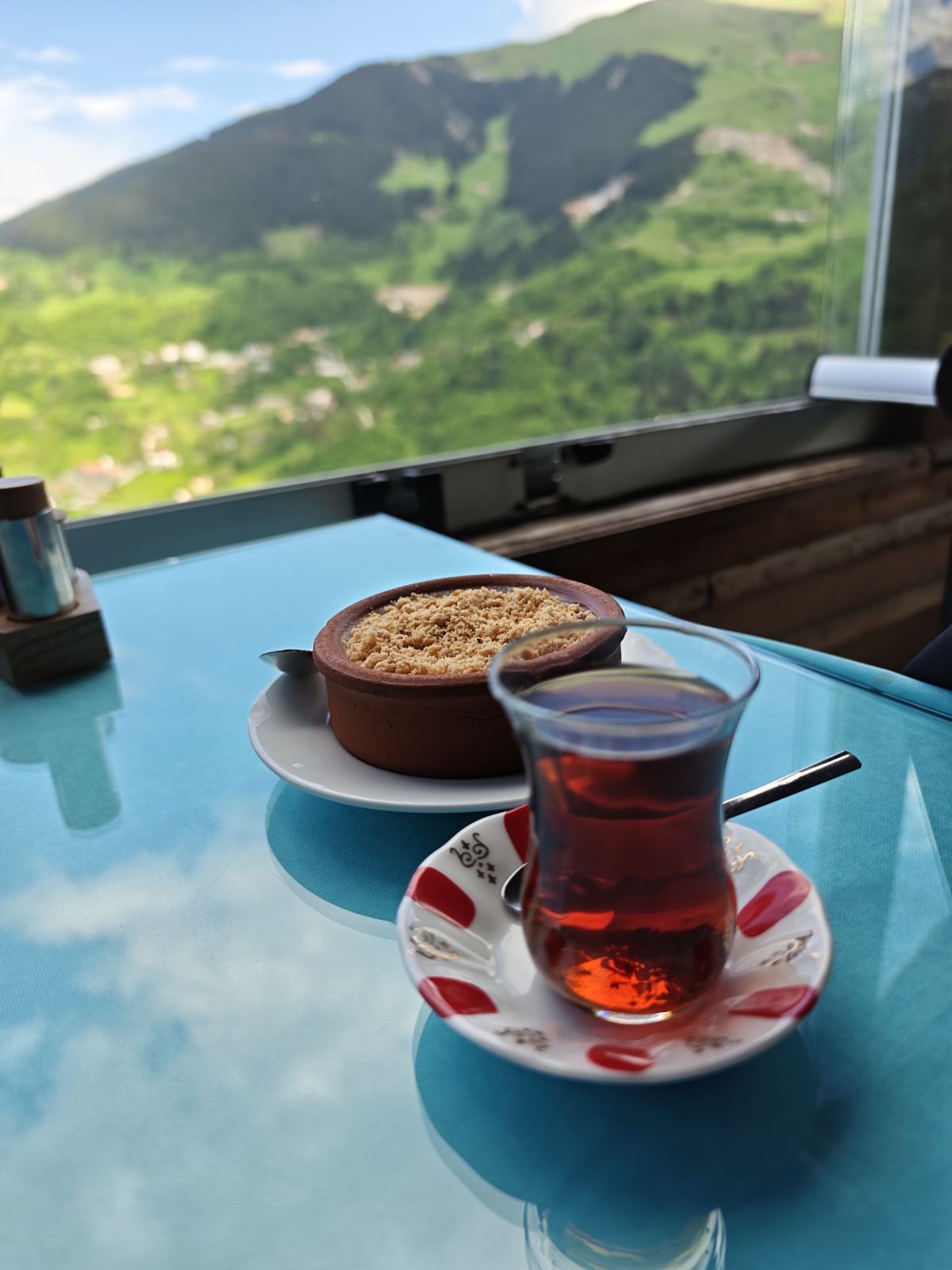 Terasta sütlaç ve çay